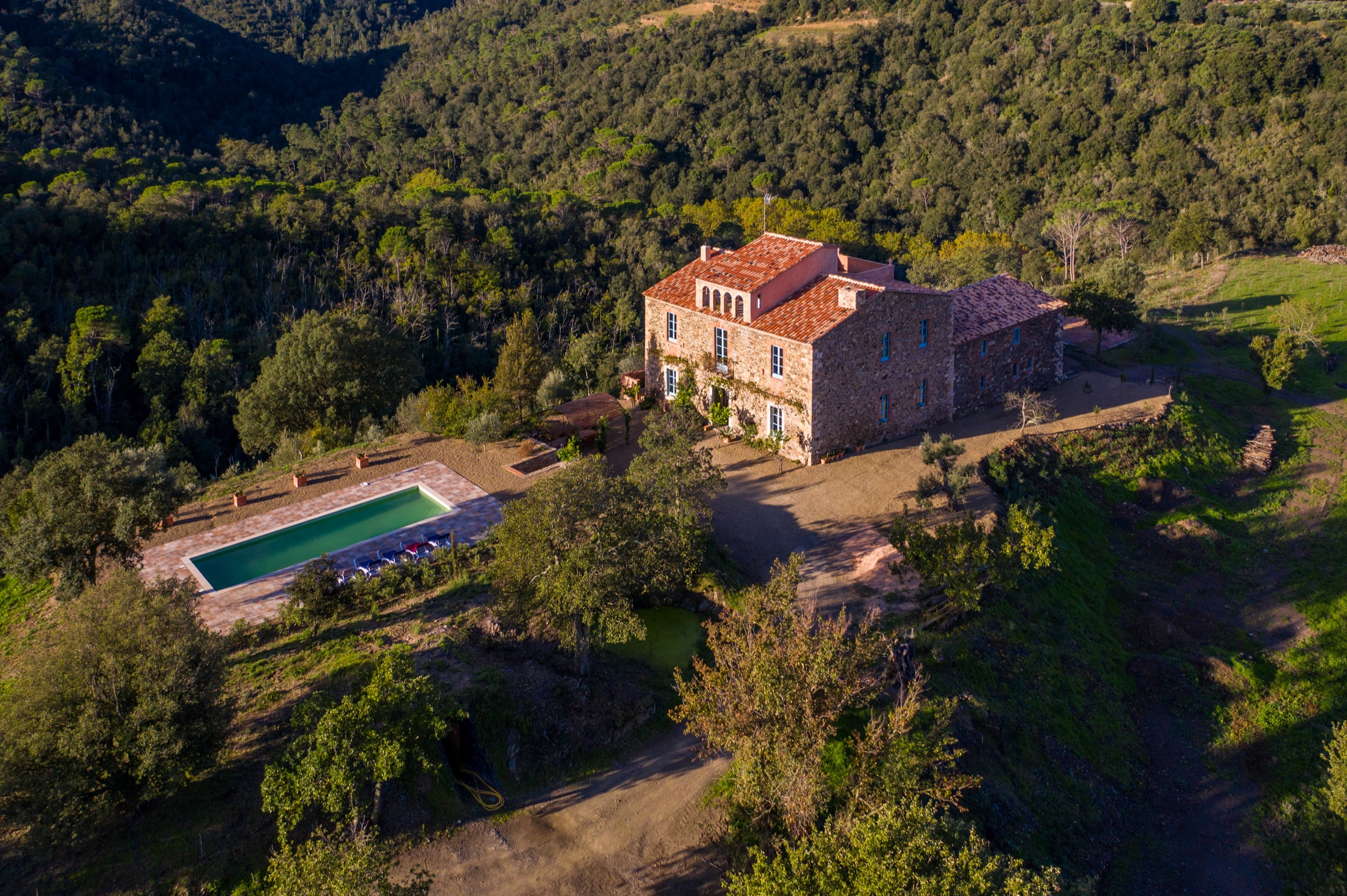 Masia entre boscos