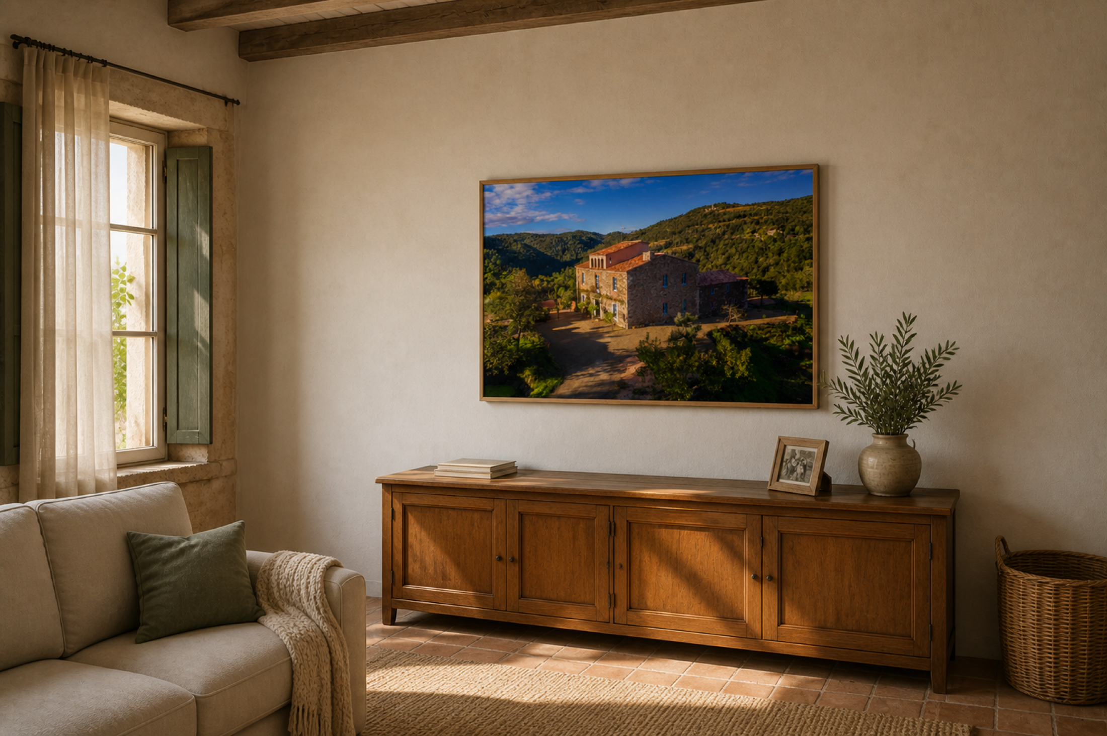Fotografia aèria d’una masia presentada com un quadre en un interior familiar